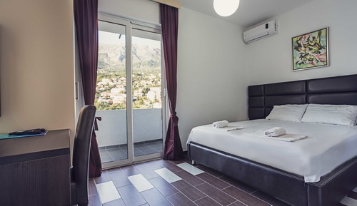 Standard Studio, Sea View