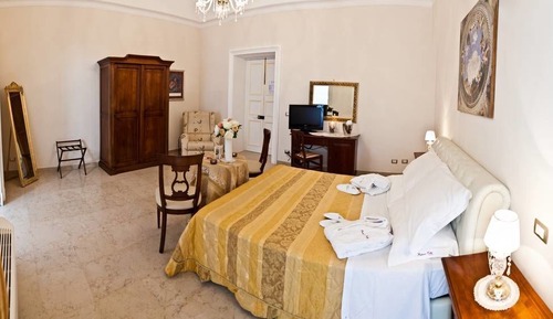 Prestige Suite with Whirlpool Bath