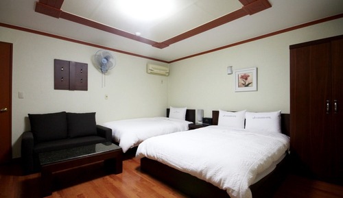 Room (Twin)