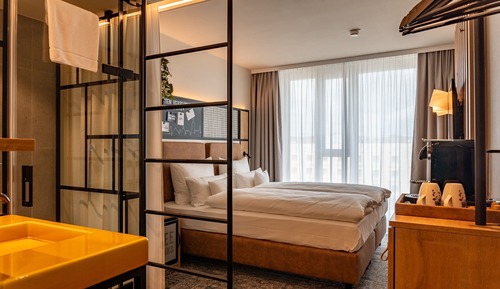 Deluxe Room, 1 Queen Bed, Accessible (Shower)