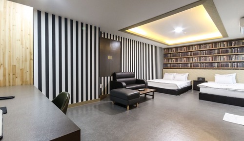 Room (Twin (based on 2 people/on-site payme)