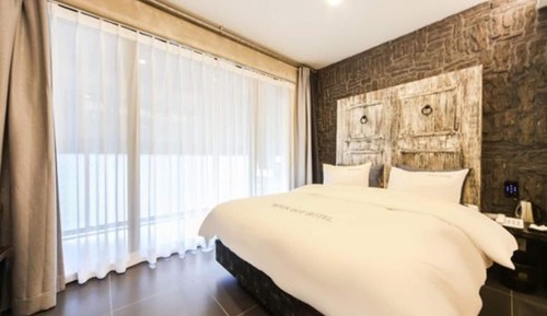Room (Special room - first come first serve)