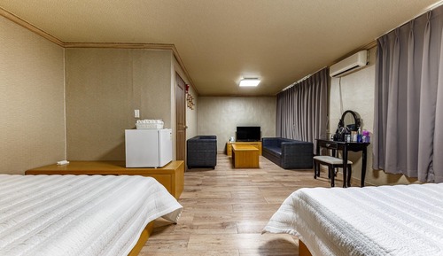 Room (Twin)