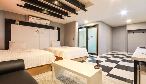 Room (Twin (PC Game Room))