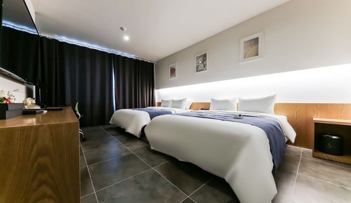 Room (Suite Party Room)