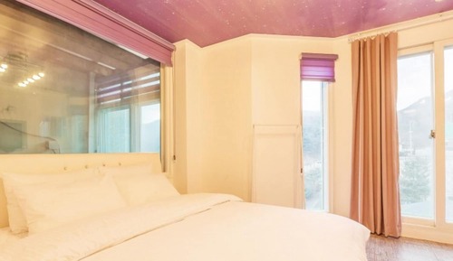 Room (Room 402 (Jet Spa/Beam Netflix (perso)