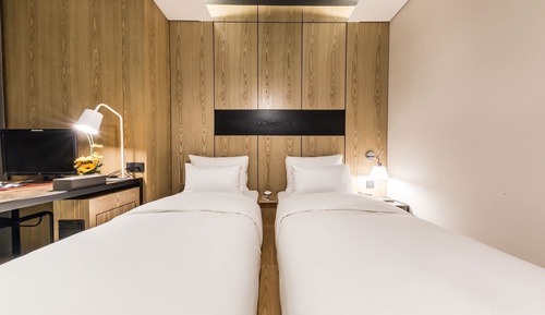 Room (Premium - Twin (Single + Single + 55 )