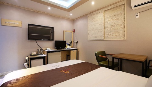 Room (Non-smoking rooms (no hard PC Netflix)