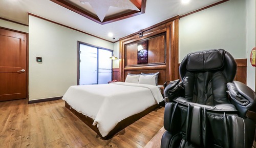 Room (Massage Room)