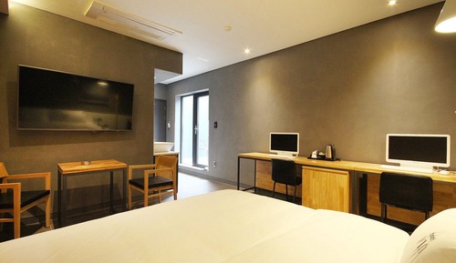 Room (VIP room (2 person bathtub/Netflix av)