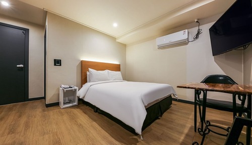 Room (Gaming room - car-only (Netflix avail)