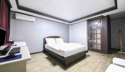 Room (Deluxe-B)
