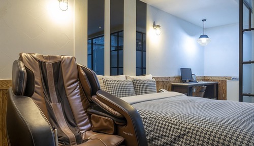 Room (VIP (Samsung 75-inch TV randomly assi)