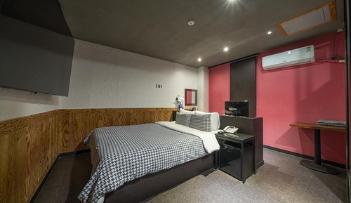 Room (Semi-private room (75-inch Samsung TV)