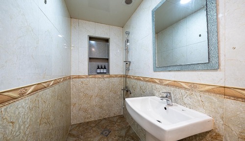 Room (Late checkout (8 hours free / Netflix)