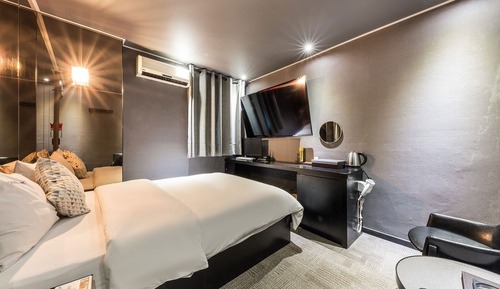 Room (Standard (65 inch TV Netflix Tiving W)