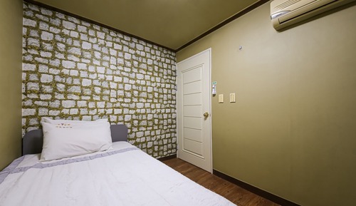 Room (1 Bed Room)