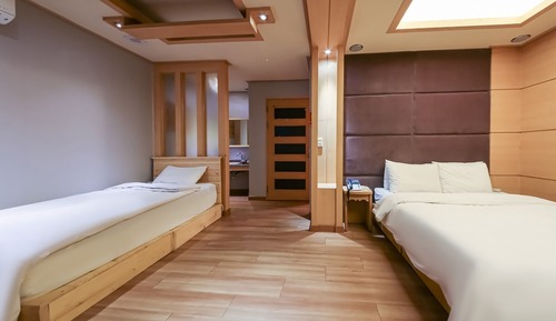 Room (Premium Twin (Double + Single Bed))