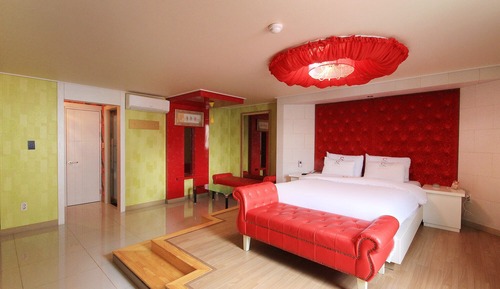 Room (VIP (couple PC whirlpool tub Netflix )