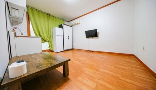 Room (Room 202)