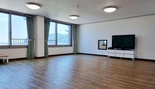 Room (30 Pyeong Studio Ondol (1F Ocean View)
