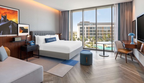 Artist Room, 1 King Bed, Pool View (Theme Park Access)