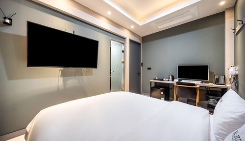 Room (1 gaming PC (high-end gaming PC 32" c)