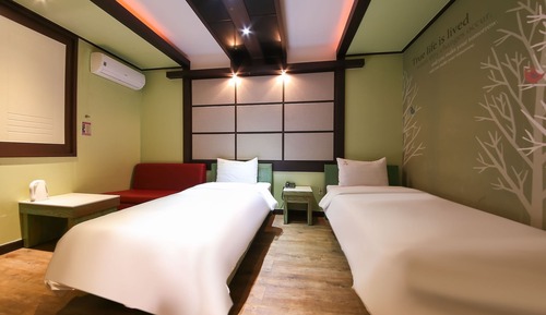 Room (Twin)