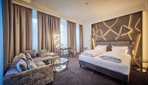 Deluxe Suite, 1 King Bed, Bathtub, City View