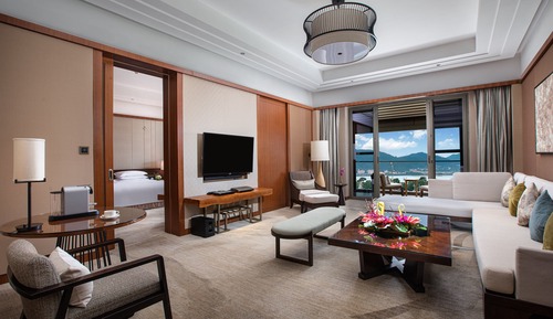 1 King Bed 1 bedroom Suite Lake View Lounge Access
