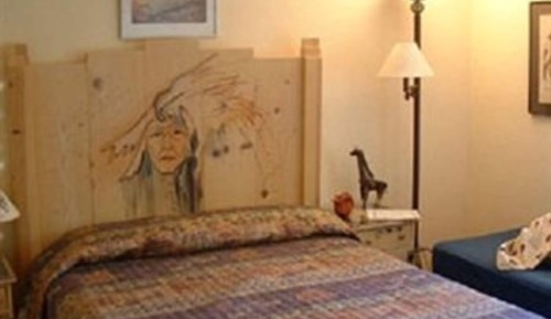 Room, 1 Queen Bed, Shared Bathroom