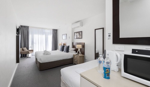 Deluxe Twin Hotel Room