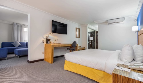 Studio Suite, 1 King Bed, Non Smoking, Garden Area