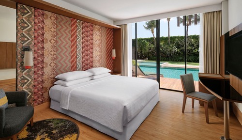 Deluxe Room, 1 King Bed, Non Smoking, Pool Access