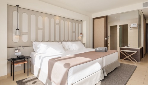 Deluxe Room (1 adult + 2 child)