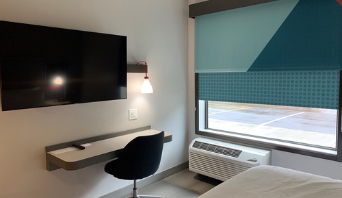Standard Room, 1 King Bed, Accessible Bathtub (Communications)