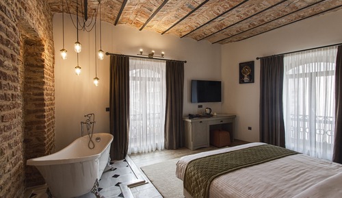 Junior Suite with Bathtub