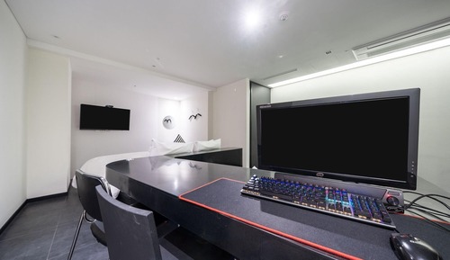 Room (Suite 1PC (Parking restrictions - mod)