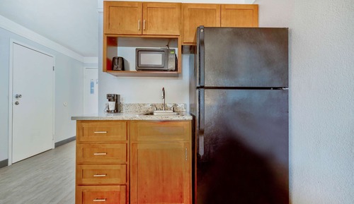 Standard Room, 1 King Bed, Non Smoking, Kitchenette