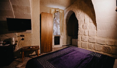 106 - TALE CAVE SUIT