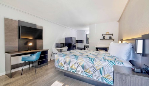 Standard Room, 1 Queen Bed, Non Smoking, Kitchenette