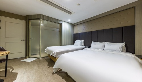 Room (Twin (double + single Netflix availab)