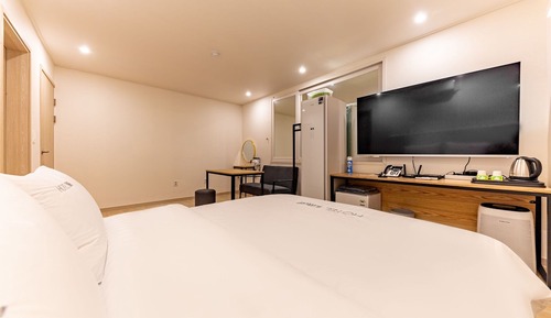 Room (Superior King (4K 65" smart TV styler)