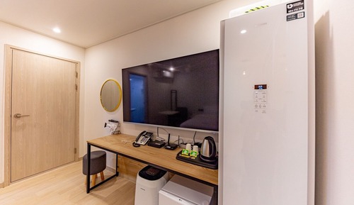 Room (Standard King (4K 65" smart TV styler)