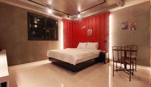 Room (Vintage Antique (Netflix (personal ac)