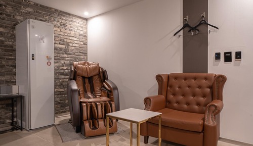 Room (Deluxe (Netflix massage chair styler )