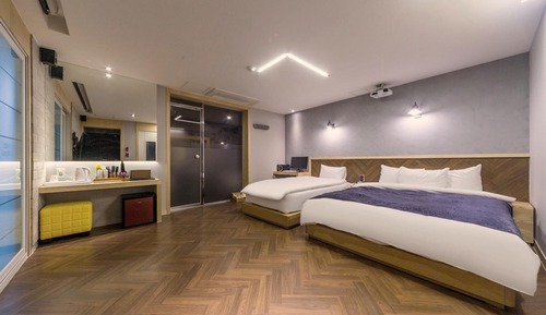 Room (Full house (2 double beds + 1 single )