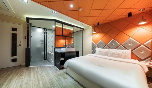 Room (Standard (with movie theater surround)