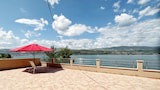 Apartment (Vini - direct by the sea and free par)