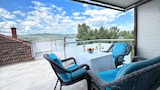 Apartment (Vini - direct by the sea and free par)